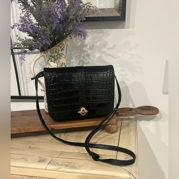 Banana Republic Handbags - Banana Republic Black Croc-Pattern Crossbody Bag